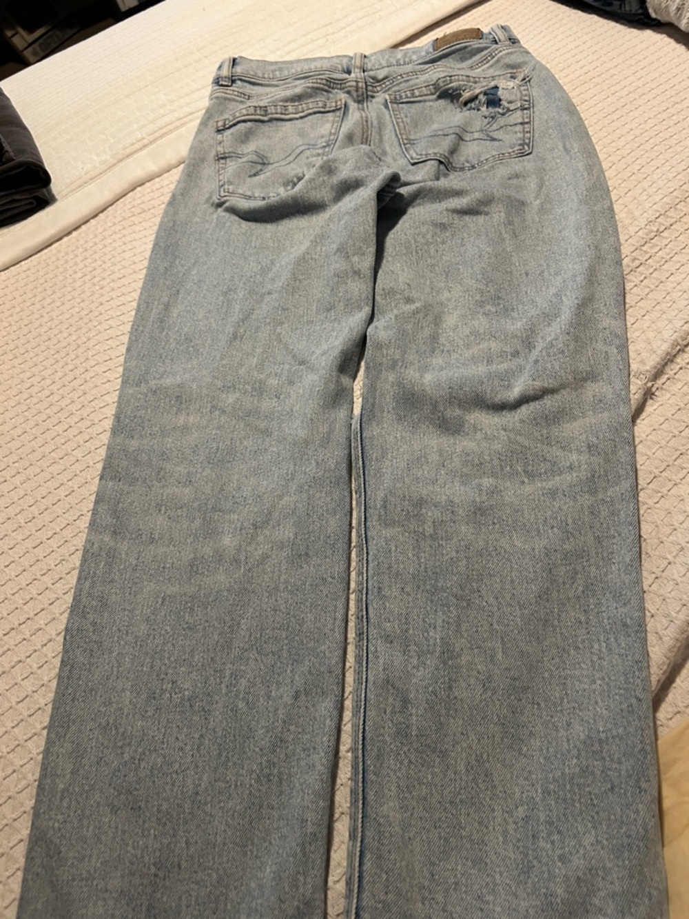 AEO Light Wash Distressed Jeans - Picture 8 of 9